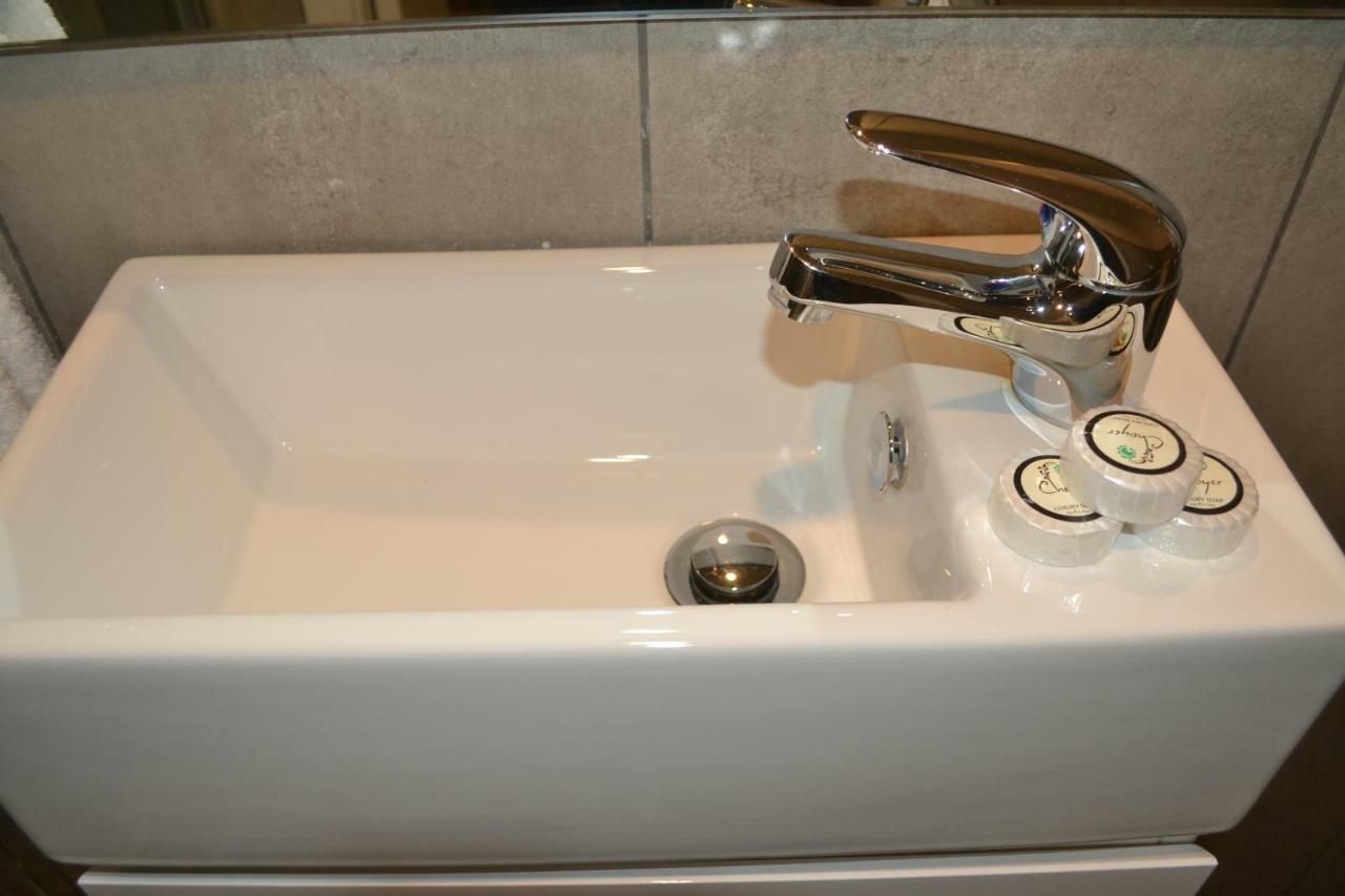 דובו Garden Hotel מראה חיצוני תמונה