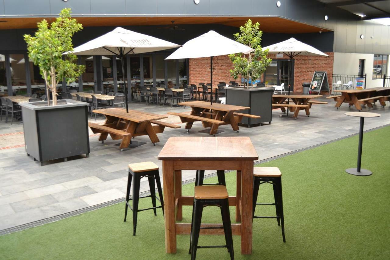 דובו Garden Hotel מראה חיצוני תמונה